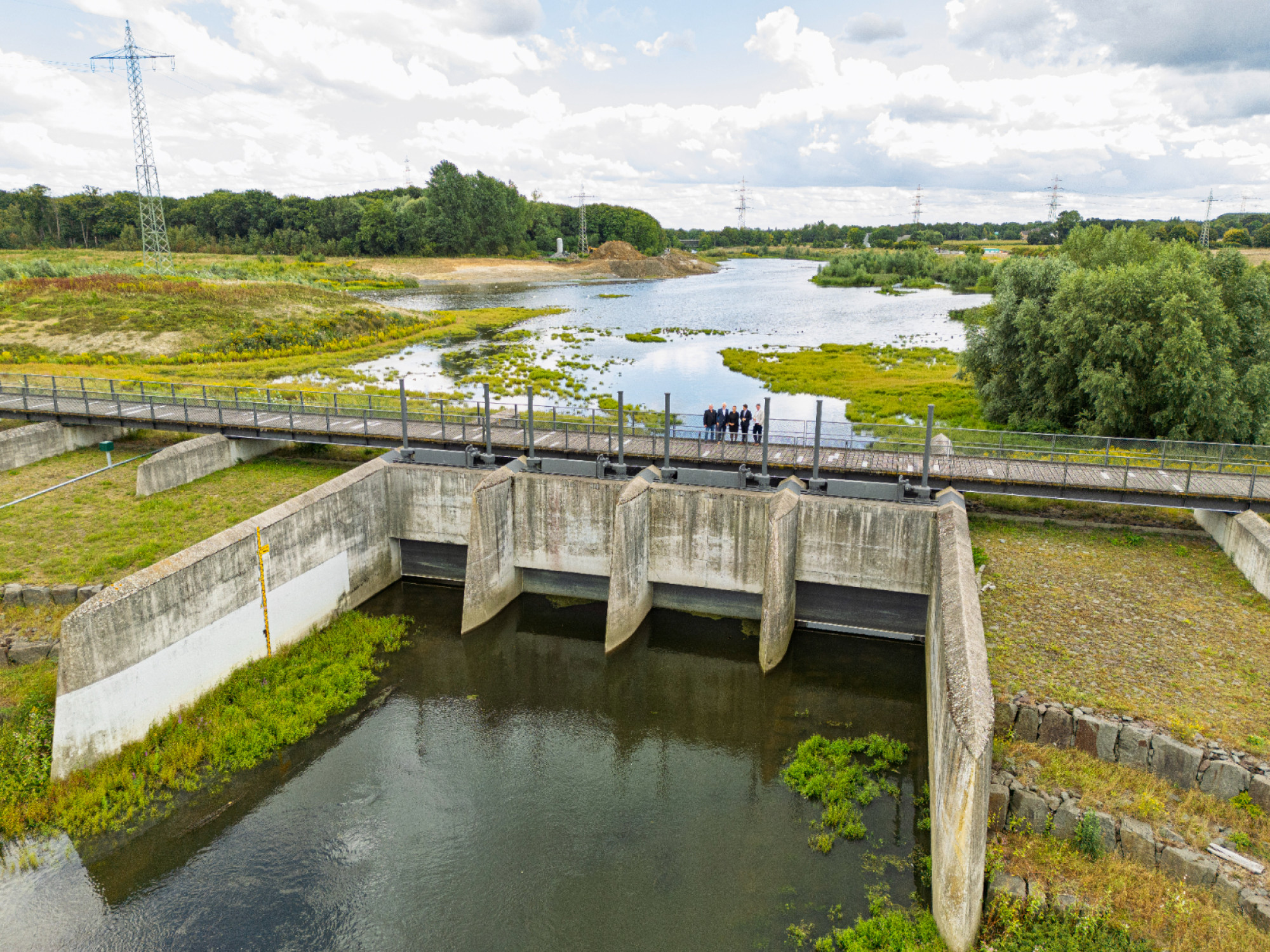 Dieses Bild verdeutlicht die Dimensionen des Hochwasserrückhaltebeckens Emscher-Auen - obowhl auf dieser Ansicht immer noch nur knapp die Hälfte des Beckens zu sehen ist. Im Vordergrund ist die gewaltige Drosselanlage, offiziell eine 