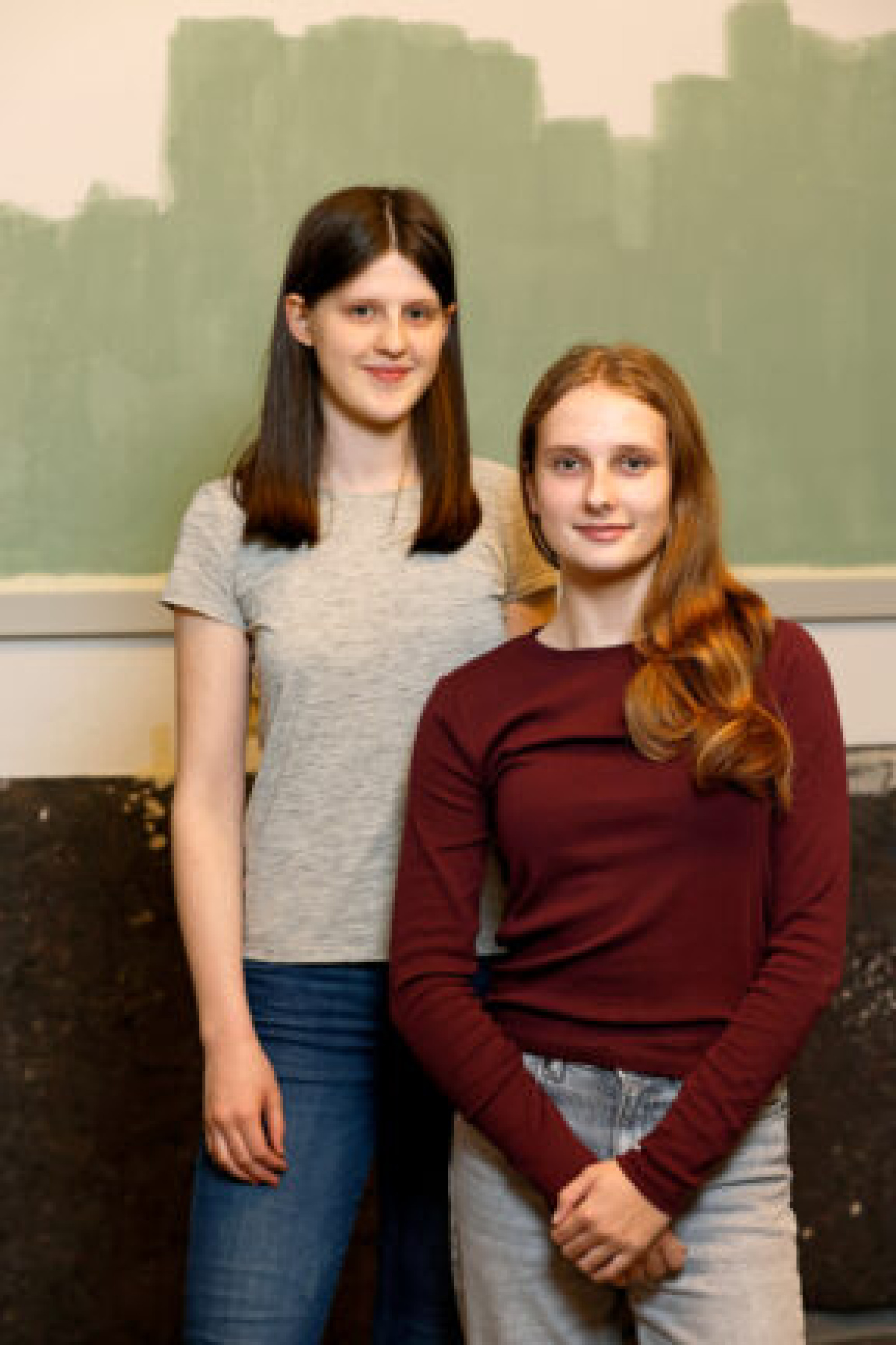 26.01.2026
Castrop-Rauxel 
Kinder und Jugendparlament 
Neugestaltung des Raumes 
Annemarie Starke ( helles Shirt ) und Cleo Isbruch ( rotes Shirt   ) 
foto: copyright  marco stepniak  -  
mobil  +49 171 2771906 ,  marco@stepniak-bild.de